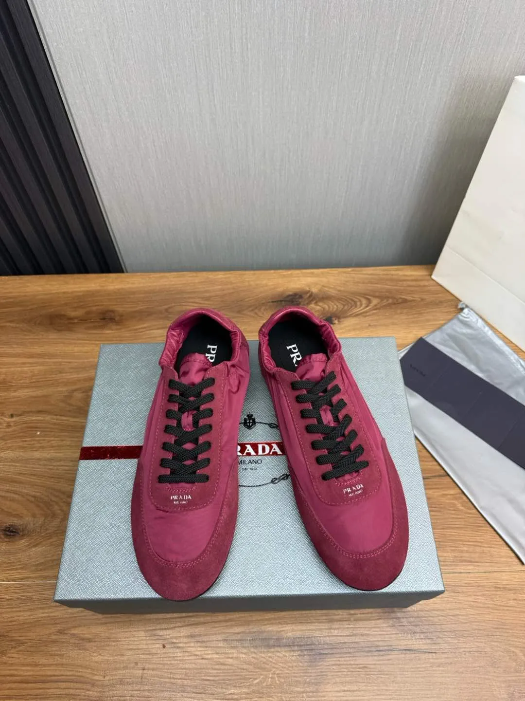 Men's Shoes💰500💰Men's PRADA 2025 Early Spring Collapse New Sports Shoes Moral Training Shoes Collapse's name comes from the fact that it can be easily put on and taken off with bare hands ~ The light and comfortable features create a more relaxed and casual look, and the side elastic design can be worn twice! Super comfortable catwalk sneakers, as thin and light as ballet slippers, as comfortable as sneakers, comfortable and super light on the feet. Fabric: frosted cowhide leather spliced ​​with nylon cloth, cowhide foot pads, men's size 38-45
